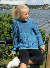 Indlæs billede til gallerivisning Strikkekit Børnesweater med rhomber og snoninger
